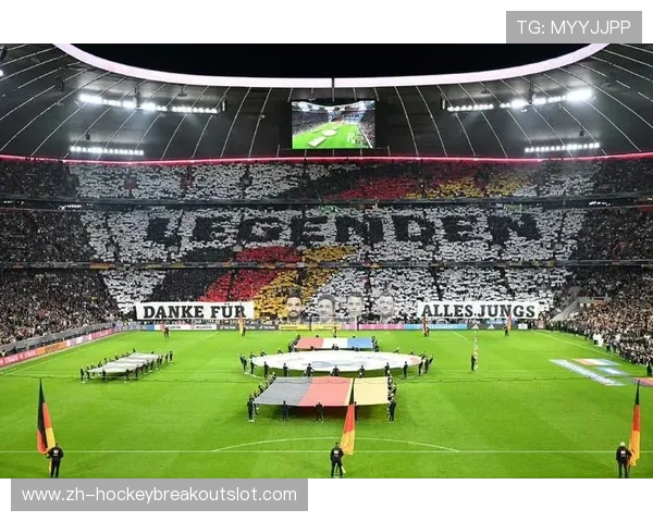 里昂球迷展示巨幅TIFO,纪念俱乐部成立周年 里昂球迷展示巨幅TIFO,纪念俱乐部成立周年