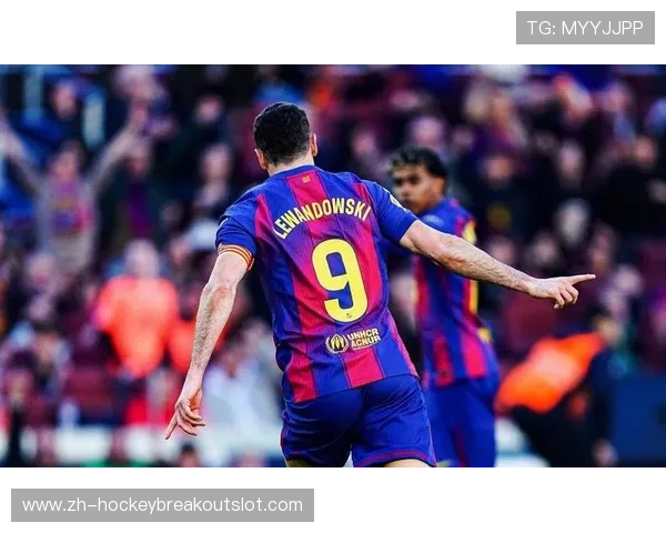 马克·贝尔纳尔成为巴萨幸福象征，诺坎普球场见证青训新星崛起