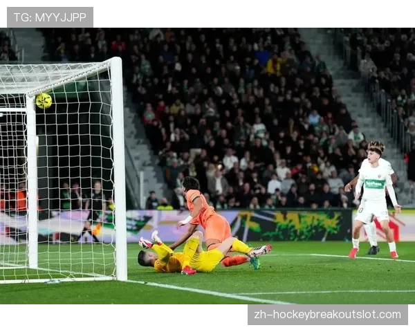 西甲实时：奥巴梅扬反越位成功，接长传后利用速度纵深突破单刀破门